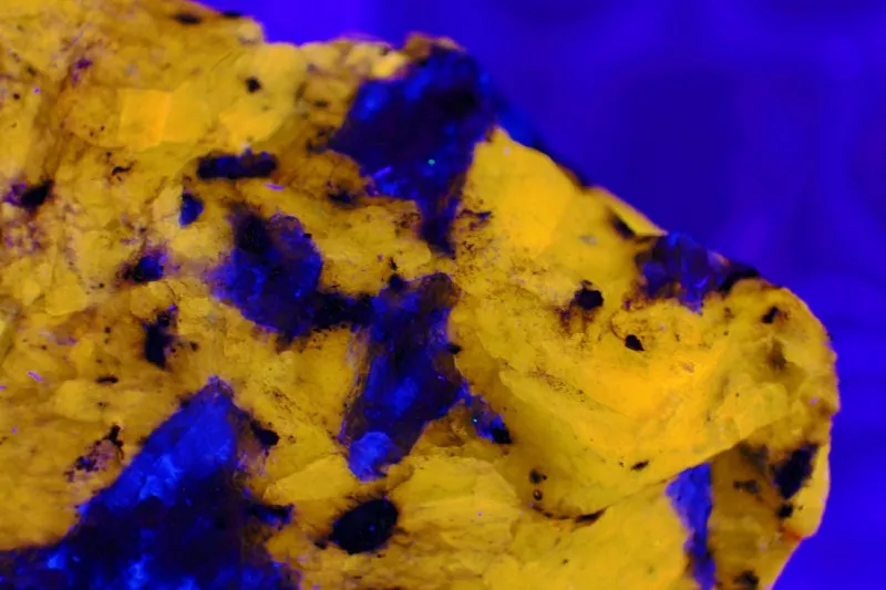 Example 3: Studio shot of the fluorescent mineral wernerite under ultraviolet lighting.